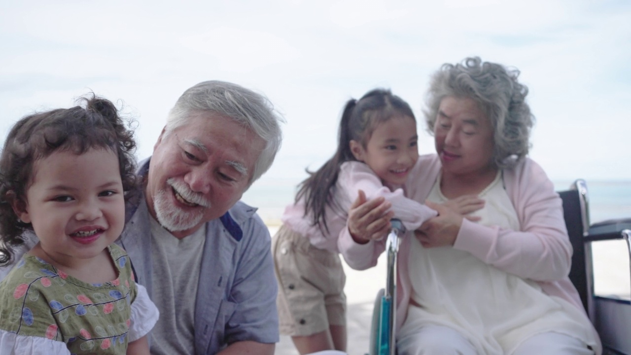 活跃的多代家庭在夏季海滩度假。视频素材