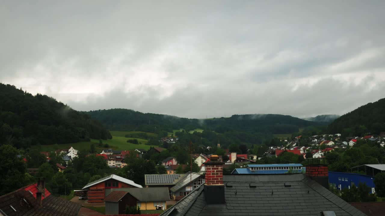 蓬松的雨云快速地穿过山谷和村庄。Cloudscape视频素材