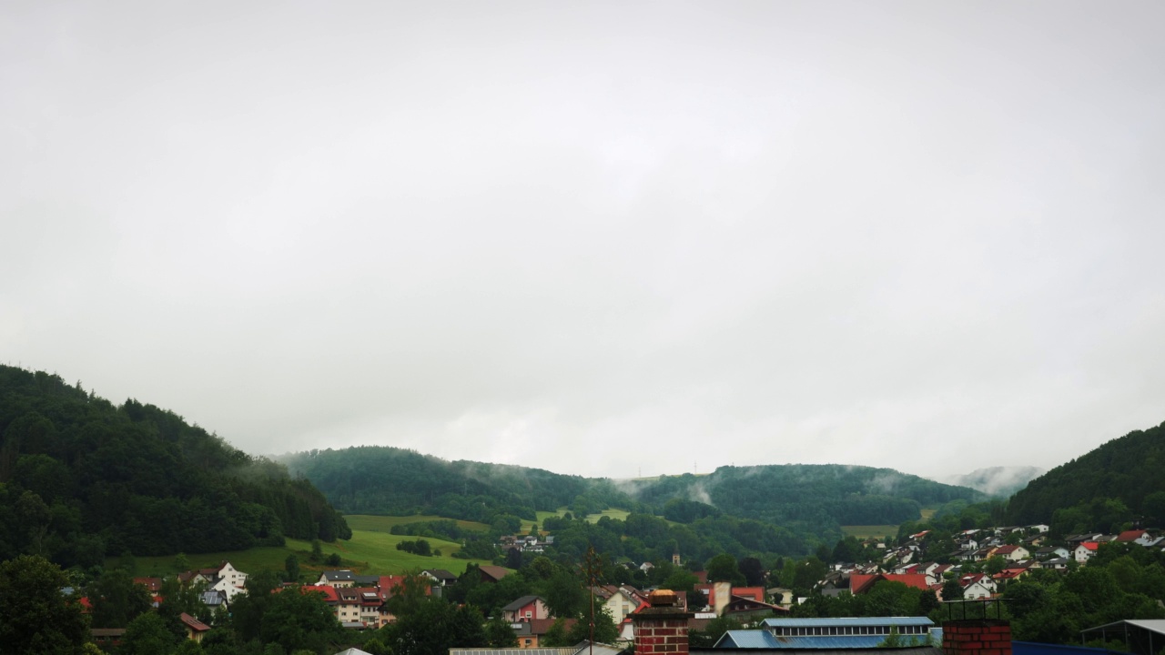 多雨的乌云在巨大的青山上移动。野生自然景观视频素材