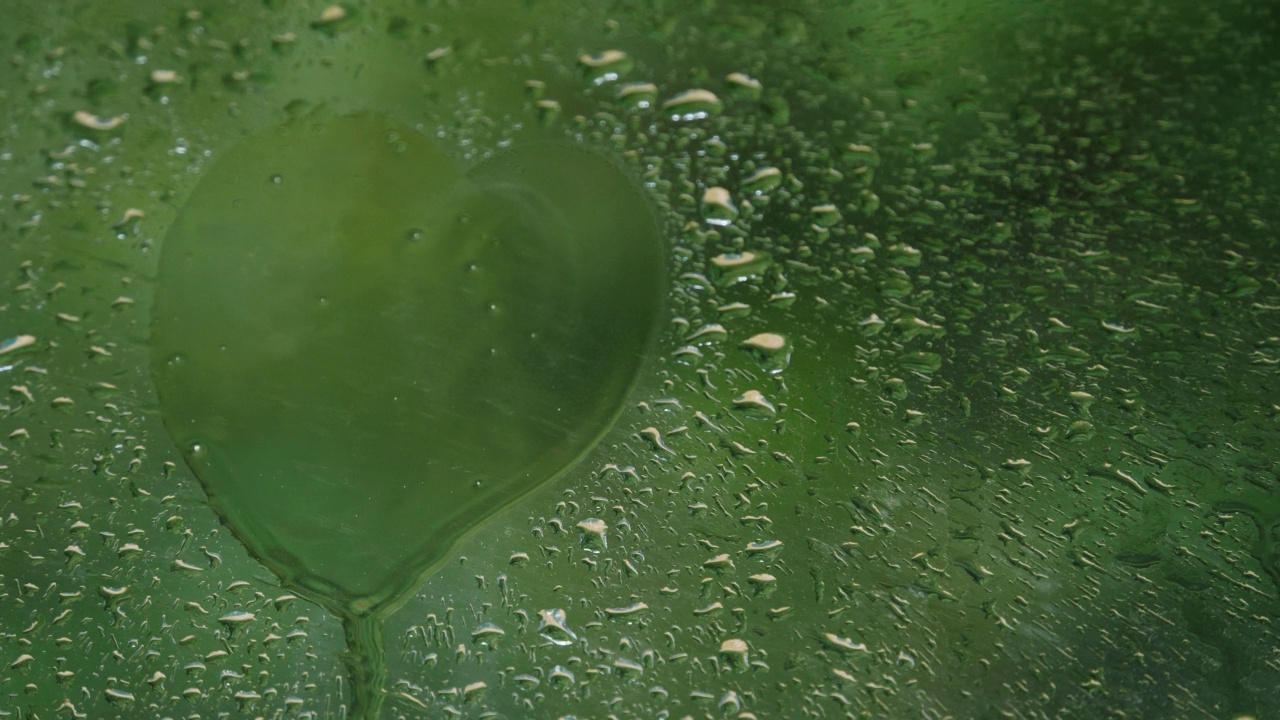 窗玻璃上有雨滴视频素材