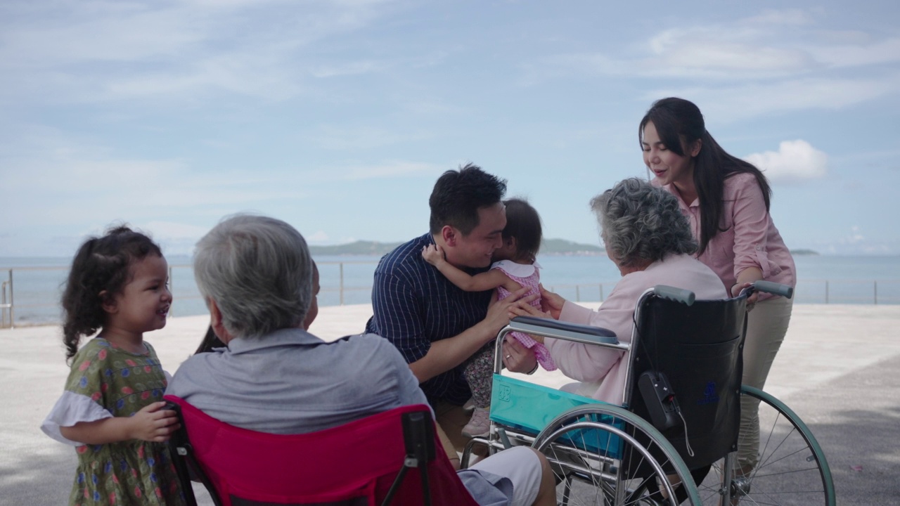 活跃的多代家庭在夏季海滩度假。视频素材