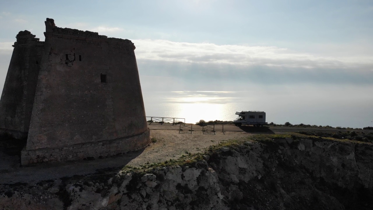 Mesa Roldan tower, Cabo de Gata，西班牙。Aerial view视频素材