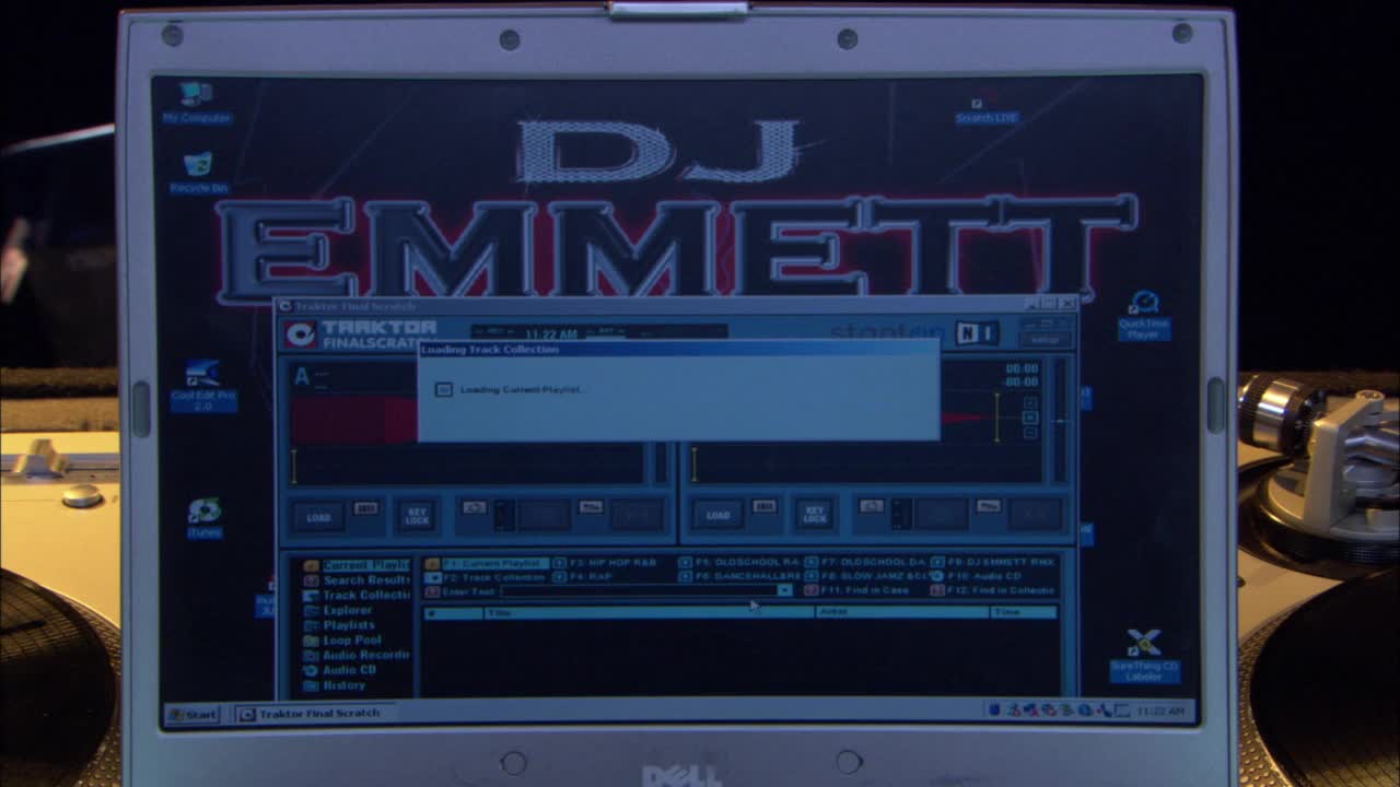 当程序窗口打开和关闭时，笔记本电脑屏幕的关闭角度。看节目" traktor finalscratch "，然后文字" dj埃米特"与燃烧的摩托车图标在屏幕上。见唱片机转盘的背景。可能是在夜总会，迪斯科舞厅视频素材