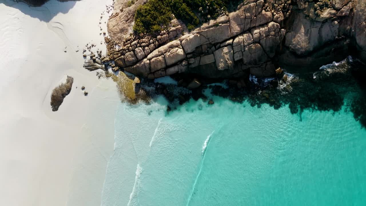 鸟瞰蓟湾，Cape Le Grand, Esperance西澳大利亚- 4K无人机视频素材