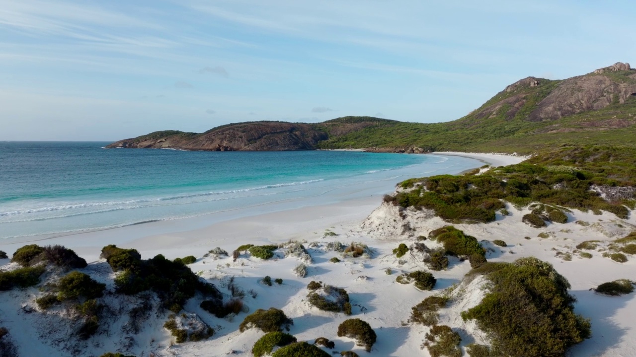 鸟瞰蓟湾，Cape Le Grand, Esperance西澳大利亚- 4K无人机视频素材