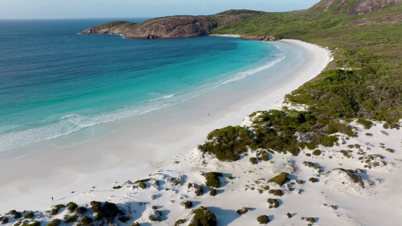 鸟瞰蓟湾，Cape Le Grand, Esperance西澳大利亚- 4K无人机视频素材