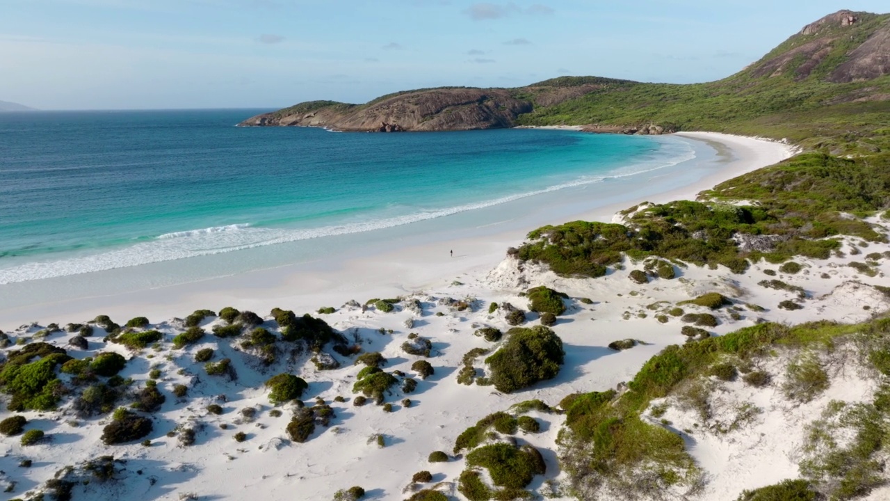 鸟瞰蓟湾，Cape Le Grand, Esperance西澳大利亚- 4K无人机视频素材