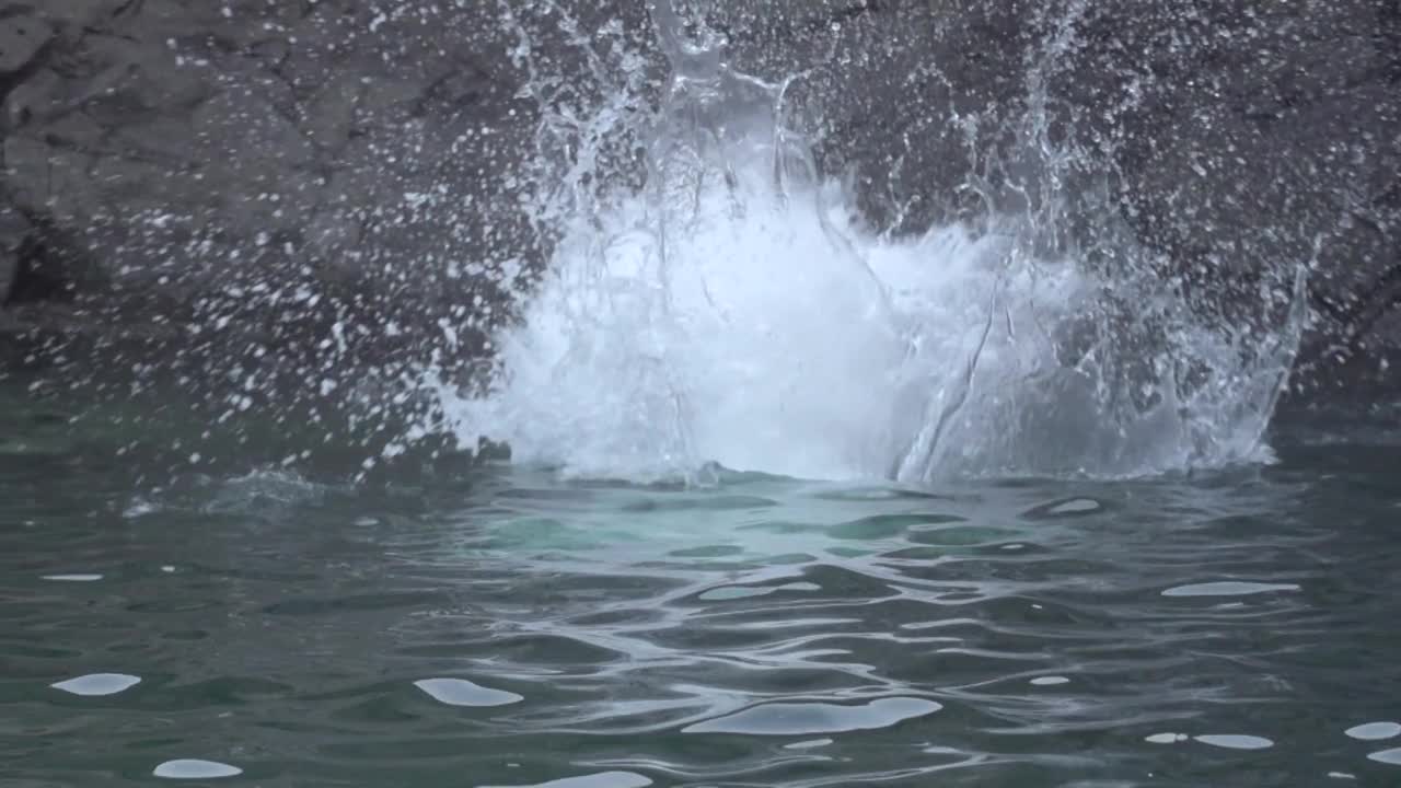 韩国济州岛西归浦市正邦瀑布的水面视频素材