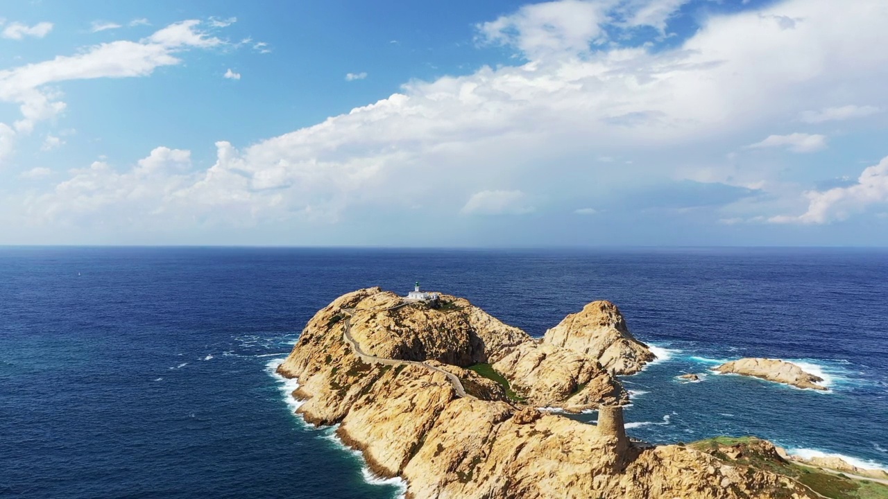 Île Rousse半岛在其岩石法纳尔迪佩特拉，在欧洲，法国，科西嘉，向巴斯蒂亚，地中海，在夏天，阳光明媚的一天。视频素材