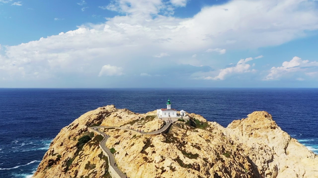 Île Rousse Fanale di Petra半岛面朝大海，在欧洲，法国，科西嘉，朝向巴斯蒂亚，地中海，在夏天，阳光明媚的日子。视频素材