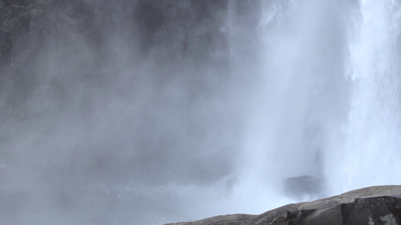 Jeongbang Falls /西归浦市，济州，韩国视频素材