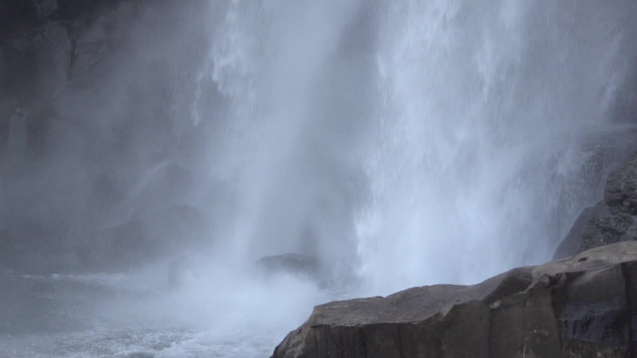 Jeongbang Falls and rock /西归浦市，济州岛，韩国视频素材