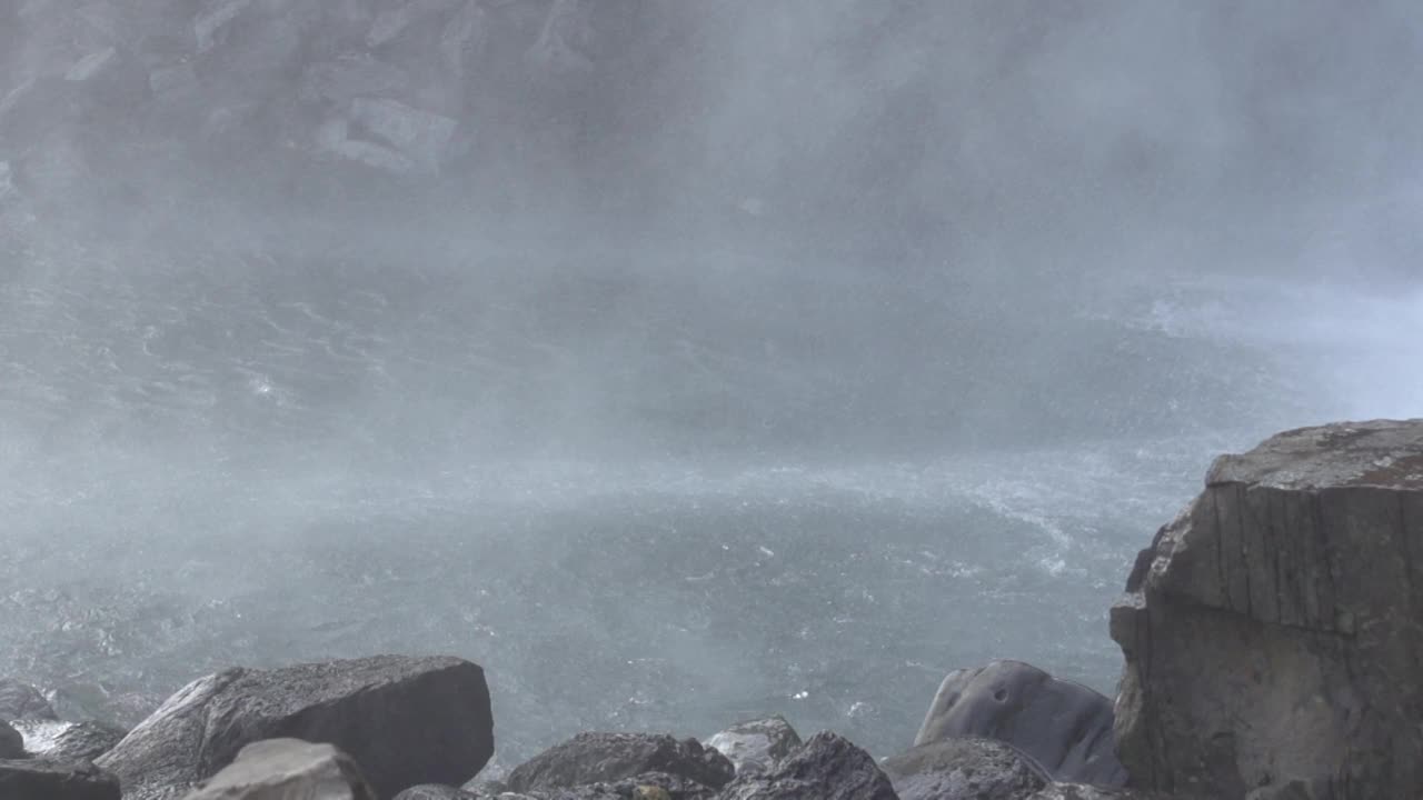 Jeongbang Falls and rock /西归浦市，济州岛，韩国视频素材