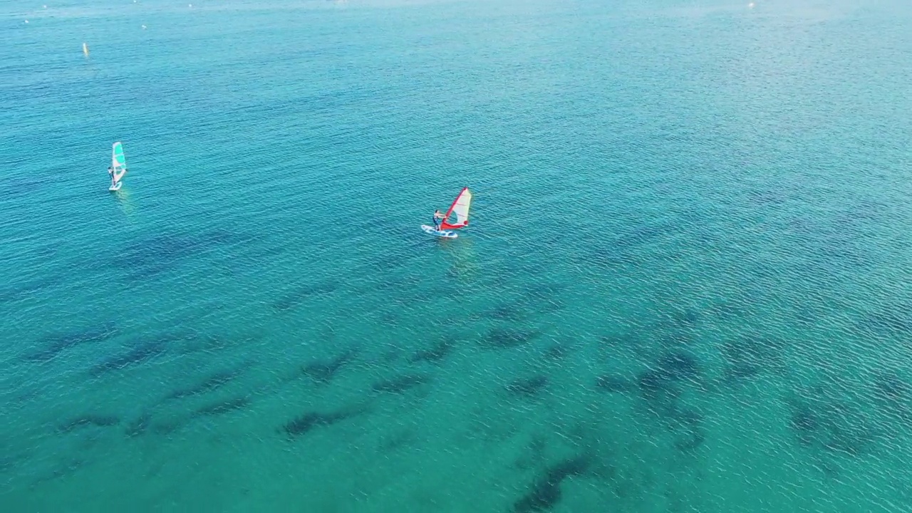 在欧洲，在法国，在科西嘉岛，在地中海边，在夏天，阳光明媚的日子里，卡尔维城前的船只。视频素材