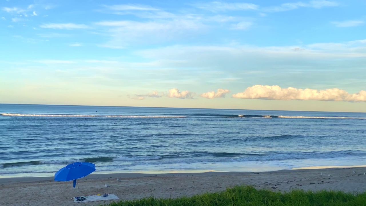 带日落海浪的沙滩伞视频素材