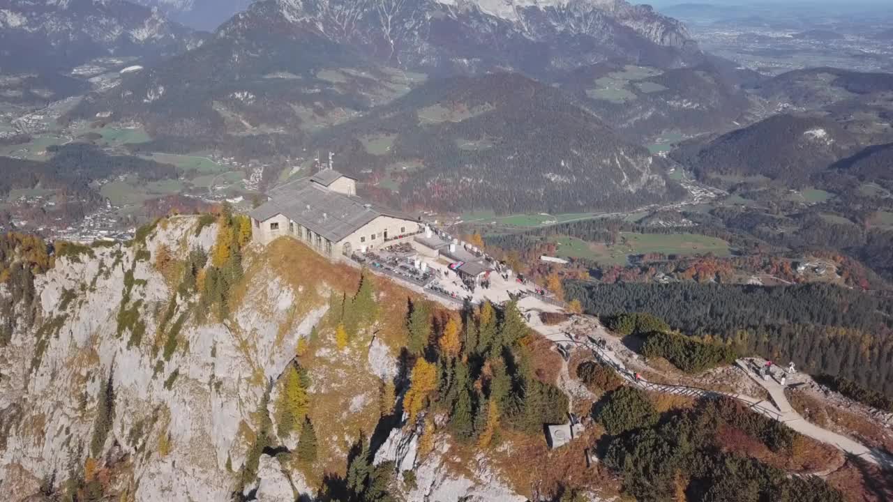 秋天的早晨，在德国贝希特斯加登(Berchtesgaden)的鹰巢(Eagle’s Nest)视角飞行，从24帧/秒加速2.5倍。视频素材