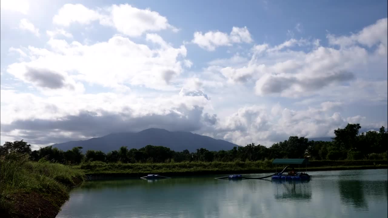 时间间隔云雾翻山越岭，鸟瞰图视频素材