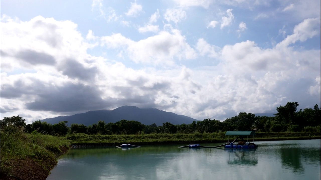 时间间隔云雾翻山越岭，鸟瞰图视频素材