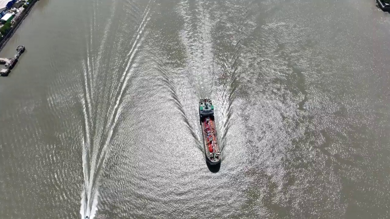 鸟瞰图，液化石油气油轮正在高速航行，河中有美丽的波浪。关于能源和石油的进出口业务。视频素材