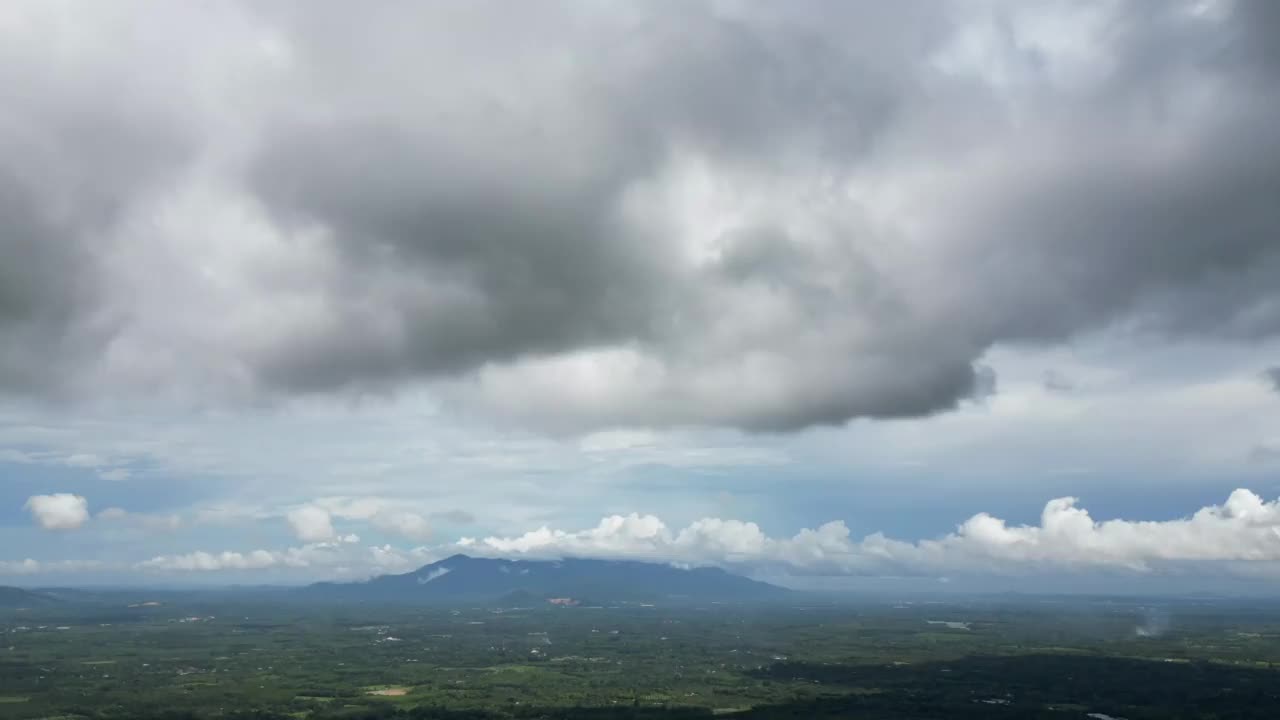 时间间隔云雾翻山越岭，鸟瞰图视频素材