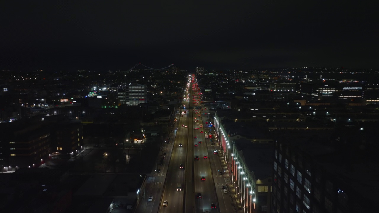 航拍到繁忙的多车道道路穿过城市街区。夜晚的城市场景与照明的街道。美国纽约市视频素材