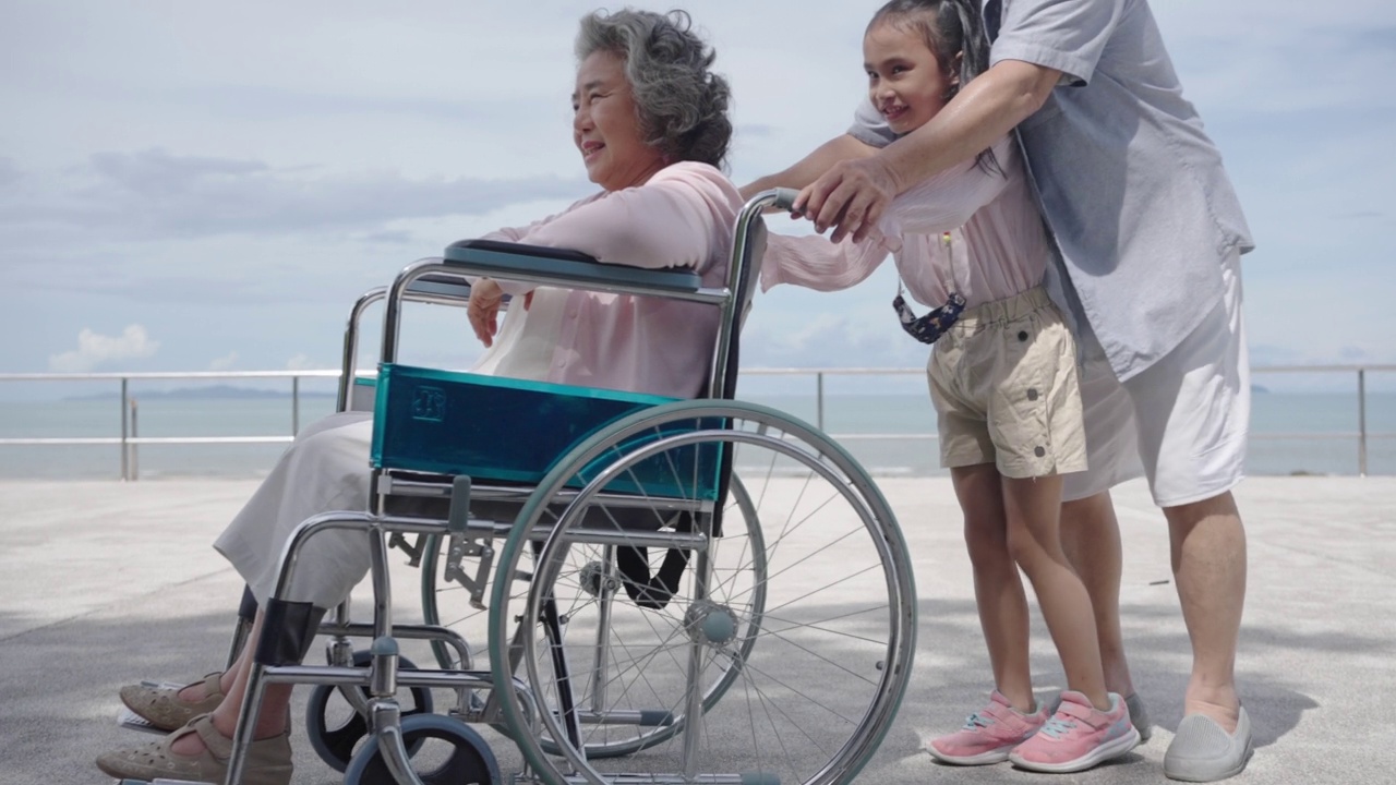 活跃的多代家庭在夏季海滩度假。视频素材