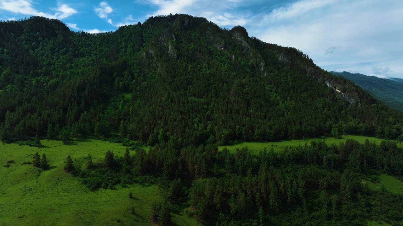 夏季山地景观。鸟瞰图视频素材