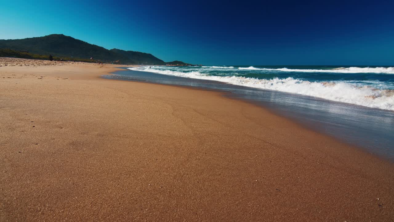 在巴西海滩。平静的海浪在沙滩上翻滚。巴西圣卡塔琳娜岛上的鼹鼠海滩视频素材