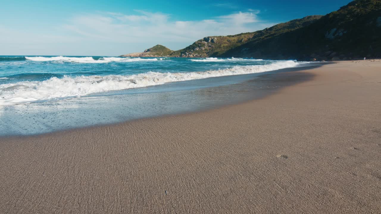 在巴西海滩。平静的海浪在沙滩上翻滚。巴西圣卡塔琳娜岛上的鼹鼠海滩视频素材