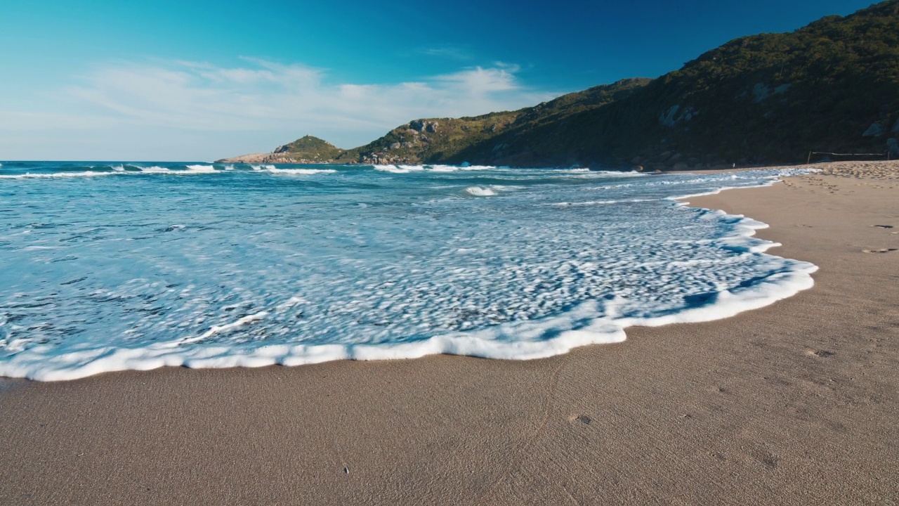 在巴西海滩。平静的海浪在沙滩上翻滚。巴西圣卡塔琳娜岛上的鼹鼠海滩视频素材