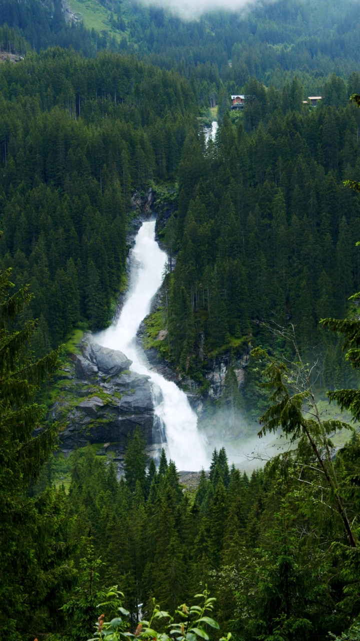 奥地利萨尔茨堡地平兹高的克里姆尔瀑布。欧洲阿尔卑斯山的森林景观。视频素材