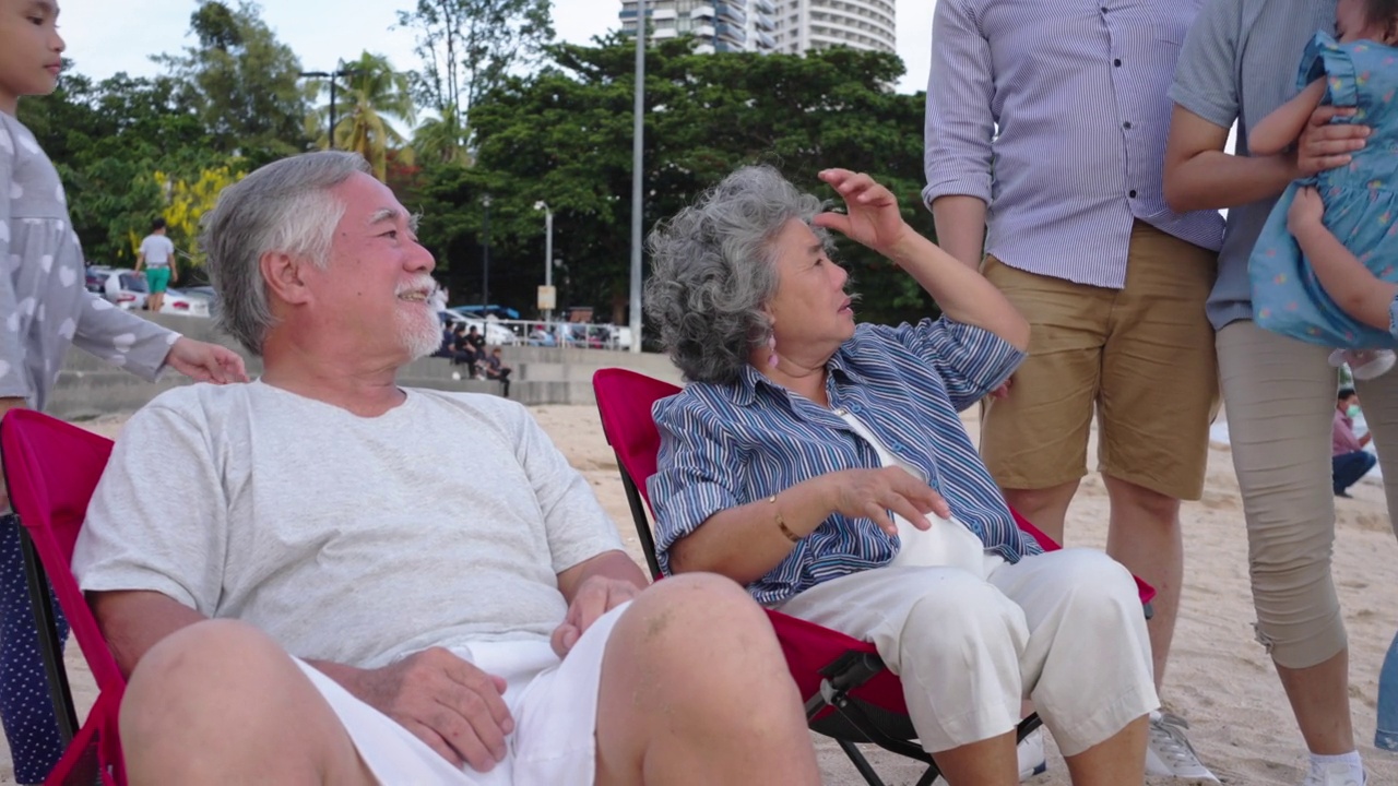 活跃的多代家庭在夏季海滩度假。视频素材