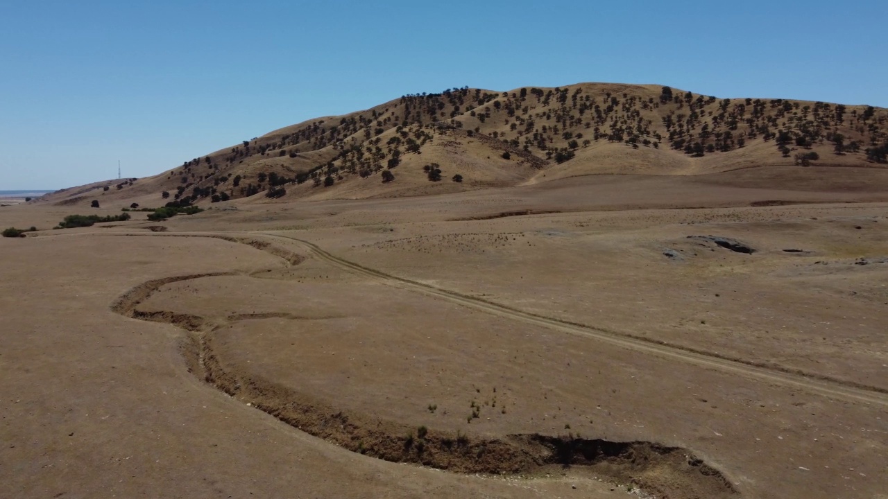 艾瑞尔视图干燥的棕色死山和土地没有水从干旱气候变化全球变暖在加州视频素材