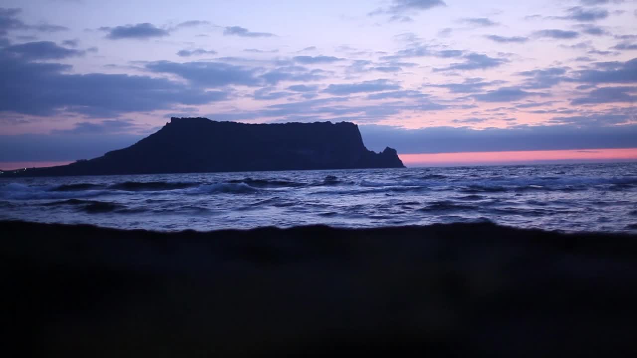 海上星山一铁峰的日落/韩国济州岛西归浦市视频素材