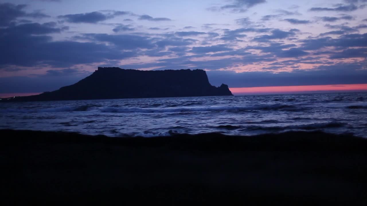 海上星山一铁峰的日落/韩国济州岛西归浦市视频素材