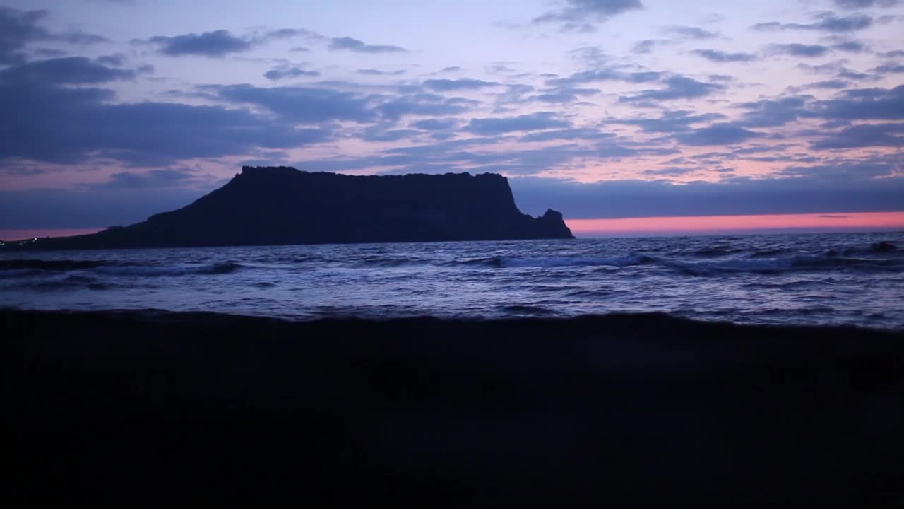 海上星山一铁峰的日落/韩国济州岛西归浦市视频素材