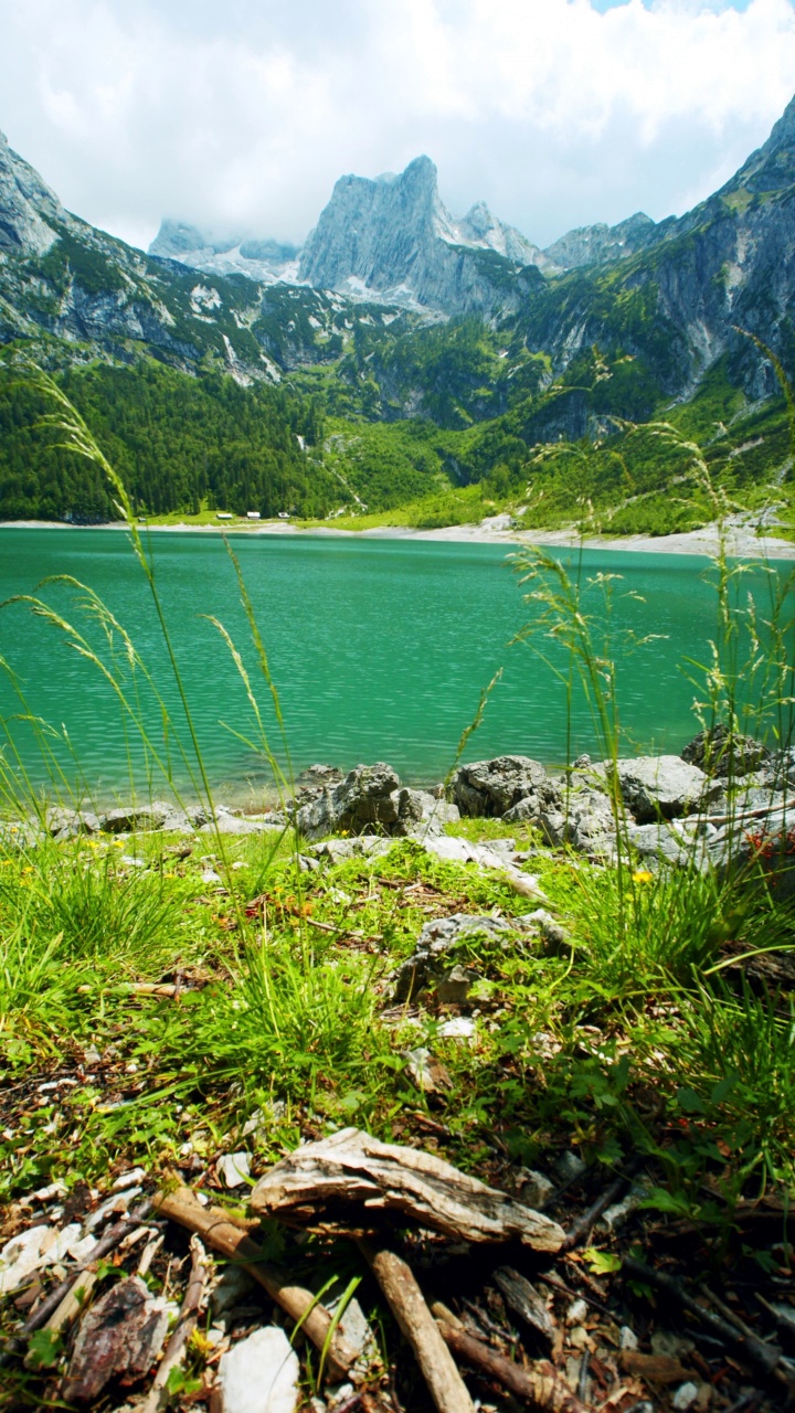 Hinterer gosasee湖和背景中的达赫斯坦山顶，上奥地利。垂直视频素材