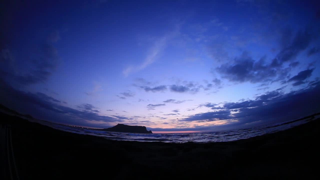 海上星山一铁峰的日落/韩国济州岛西归浦市视频素材