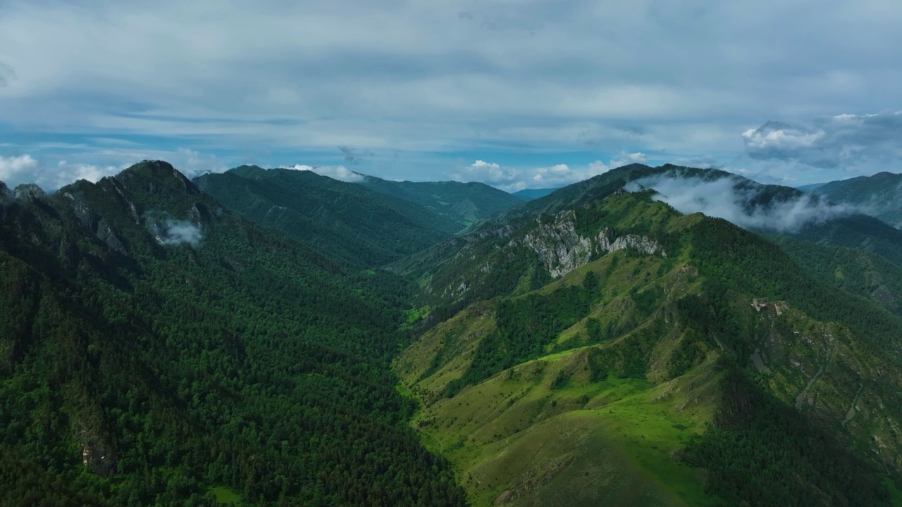 夏季山地景观。鸟瞰图视频素材