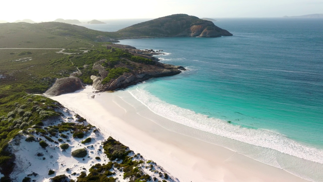 鸟瞰蓟湾，Cape Le Grand, Esperance西澳大利亚- 4K无人机视频素材