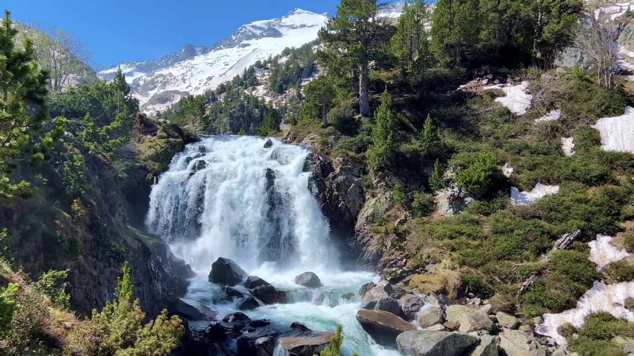 Cascada Aiguallut和Pico de Aneto, Aragon，西班牙视频下载