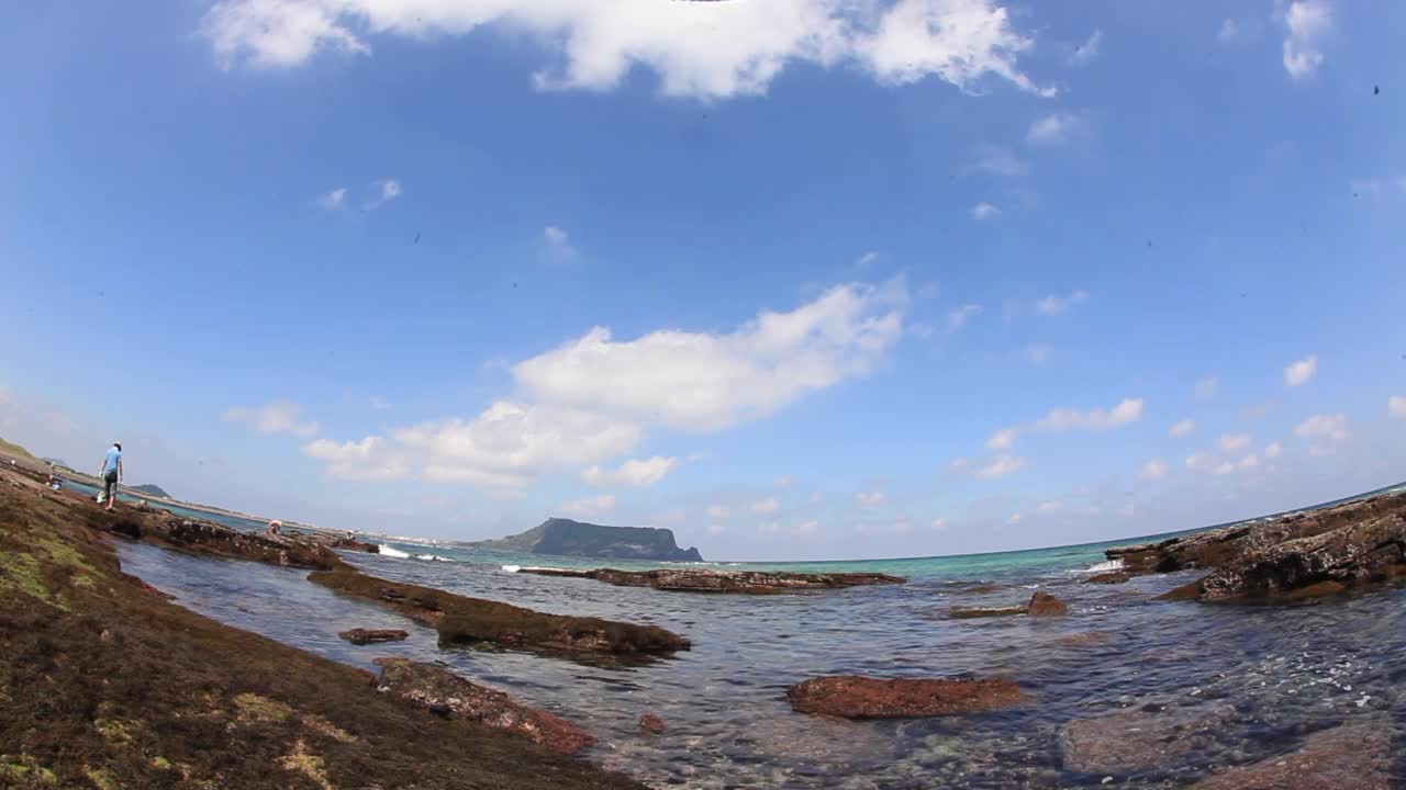 海天之上的星山一铁峰/韩国济州岛西归浦市视频素材