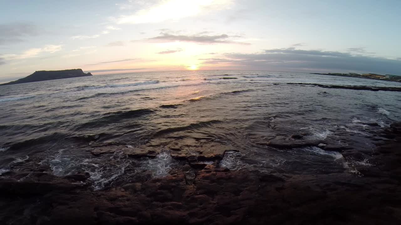 海边的日出/西归浦市，济州岛，韩国视频素材