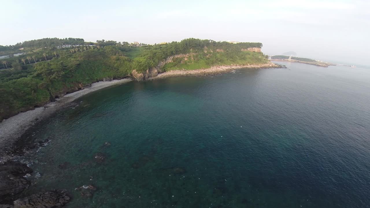 繁荣海岸和黄柳寺仙之湖/ seogwiji tang -童话池塘/ seogwiji se -si, Jeju-do，韩国视频素材