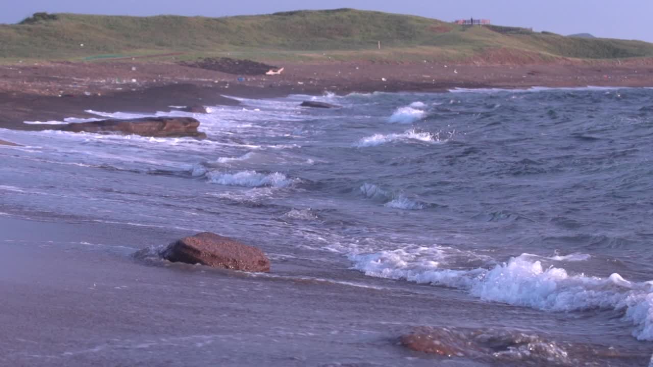 海边与波浪/西归浦市，济州岛，韩国视频素材