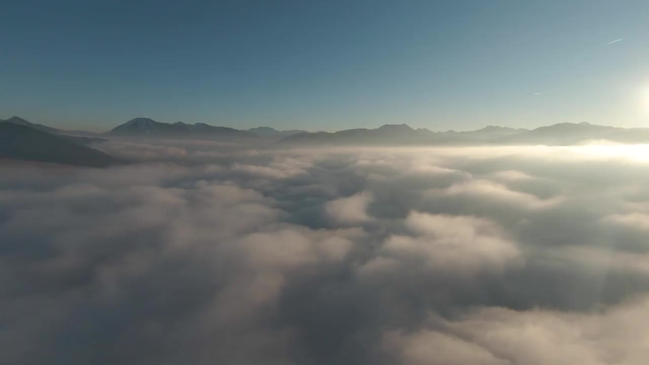 在云层之上，穿过云层。日落时分在巴伐利亚阿尔卑斯山飞行fpv视频素材