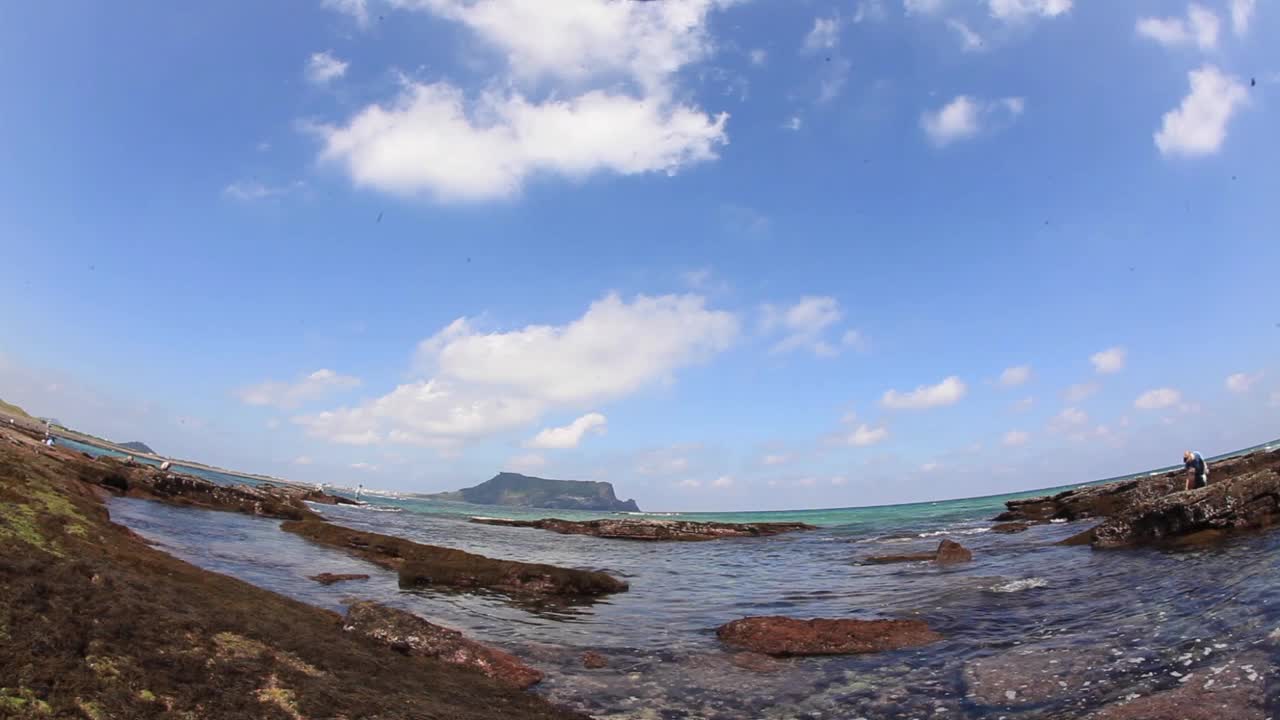 海天之上的星山一铁峰/韩国济州岛西归浦市视频素材