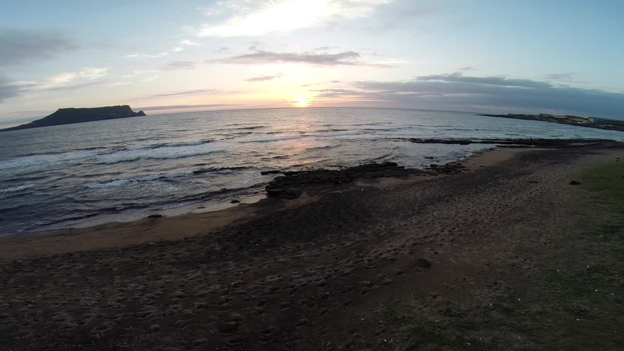 海边的日出/西归浦市，济州岛，韩国视频素材