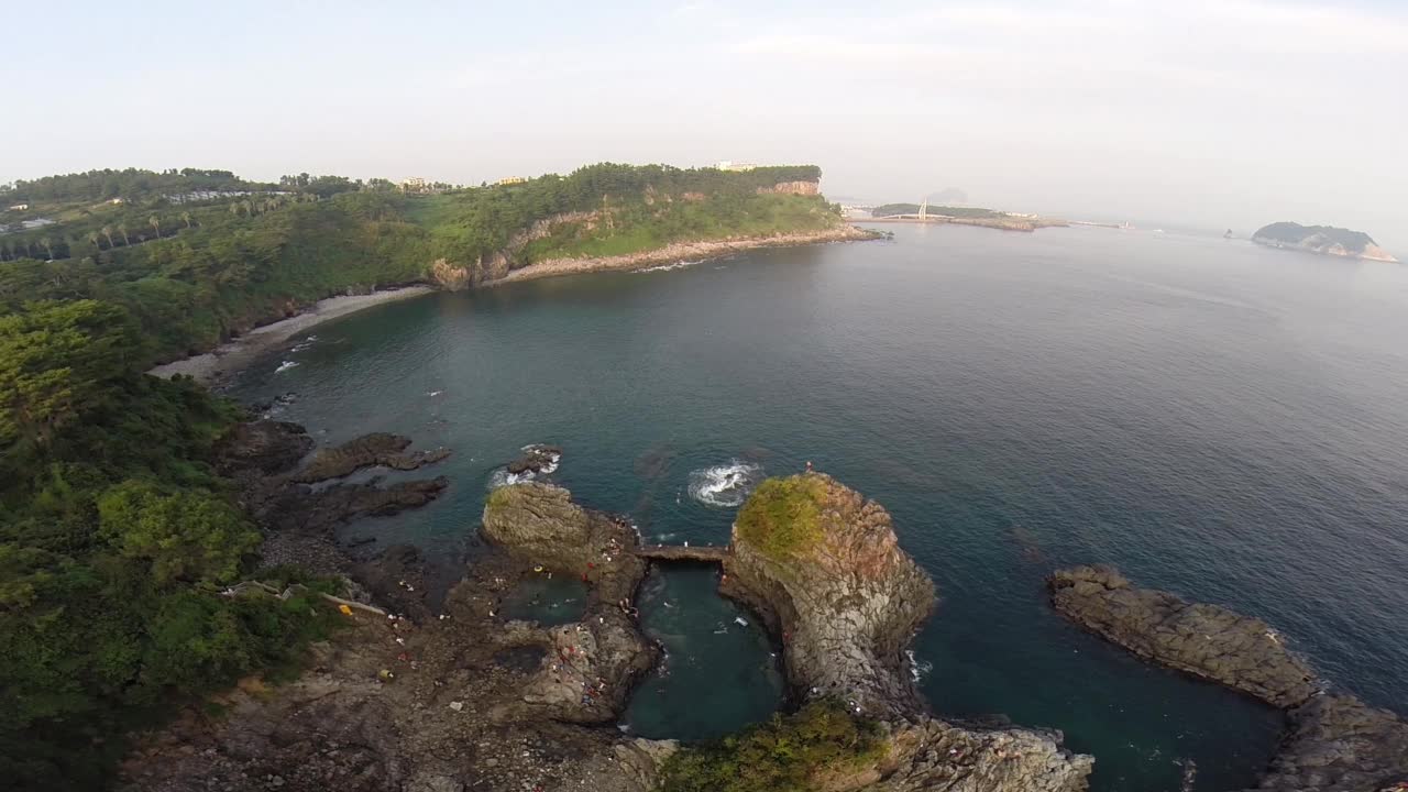 繁荣海岸和黄柳寺仙之湖/ seogwiji tang -童话池塘/ seogwiji se -si, Jeju-do，韩国视频素材