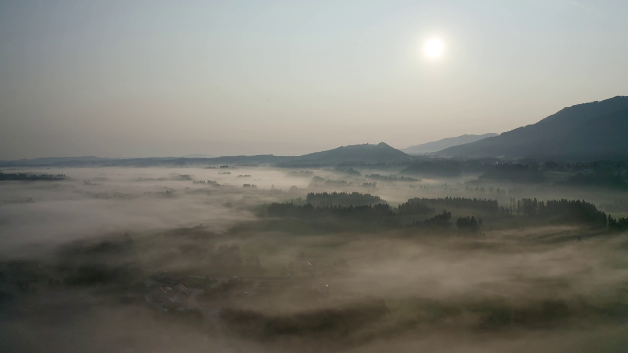 早晨的雾。aerial无人机在日落时的飞行视频素材